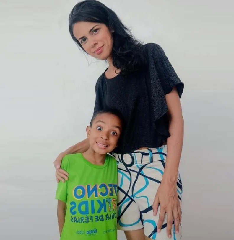 'Super Alvinho': menino com altas habilidades que tem morado em abrigo do Rio com a mãe diz que quer voltar para escola; veja entrevista