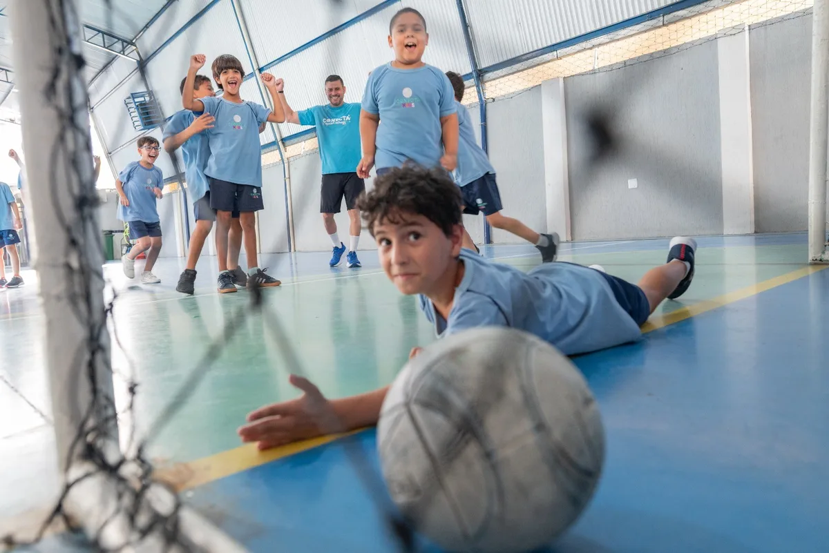 Vôlei, futsal e balé: o esporte faz parte da formação de crianças e adolescentes