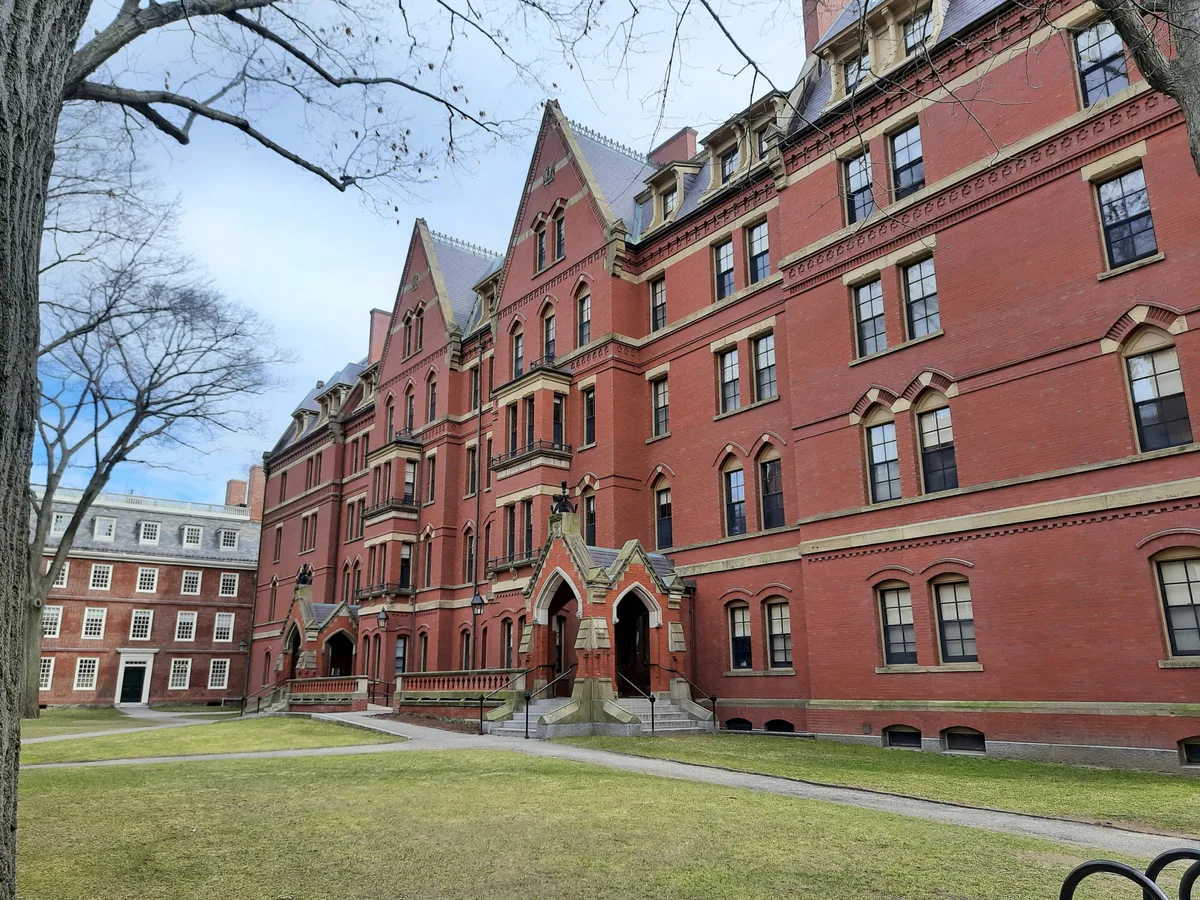 Juiz federal rejeita ação de Trump contra Harvard por suposto ‘antissemitismo’