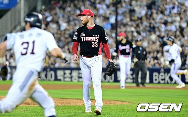 [사진]5회 동점 허용하는 KIA 선발 애덤 올러