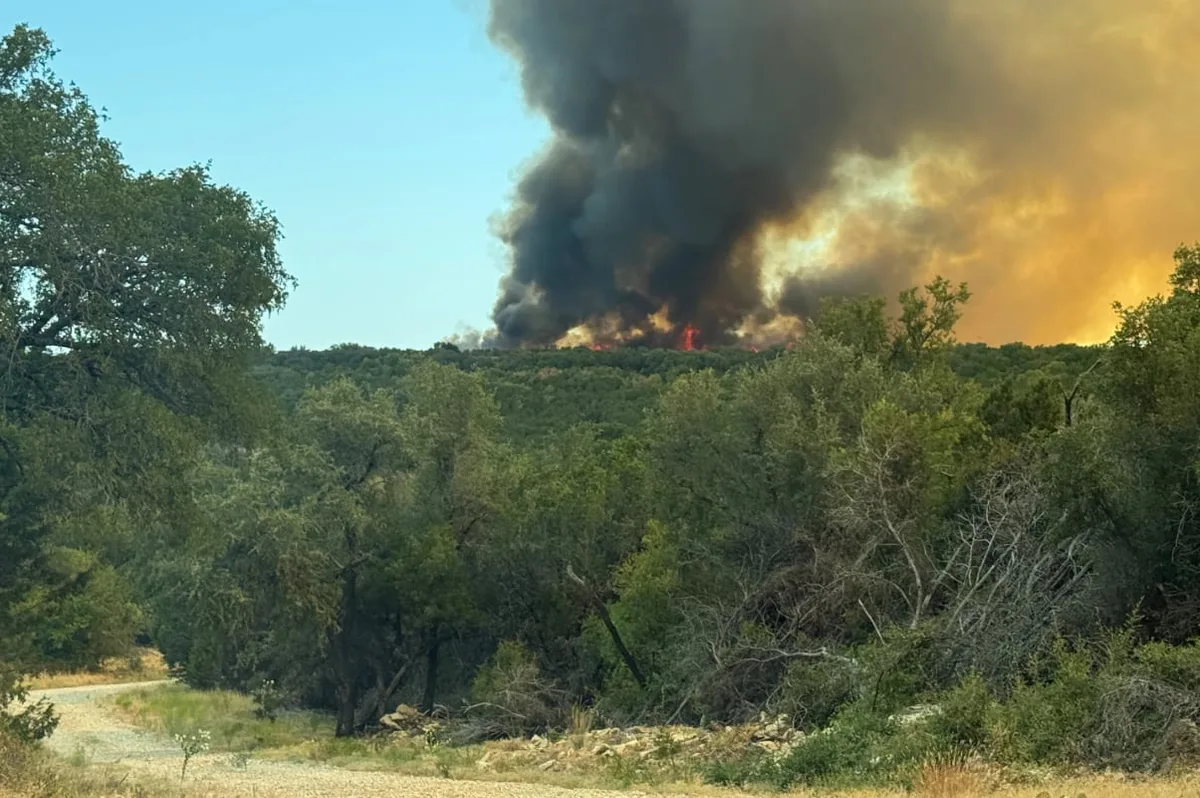 Un incendio fuera de control en Texas obliga a evacuar familias y cerrar escuelas: ya arrasó más de 20.000 hectáreas
