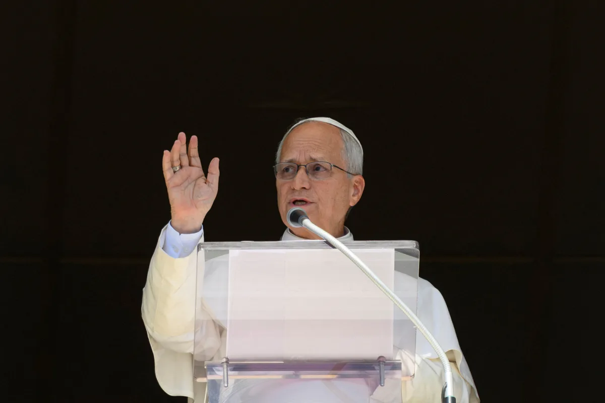 Quem comanda a Igreja Católica durante a recuperação do papa Leão 14 após a cirurgia contra câncer?