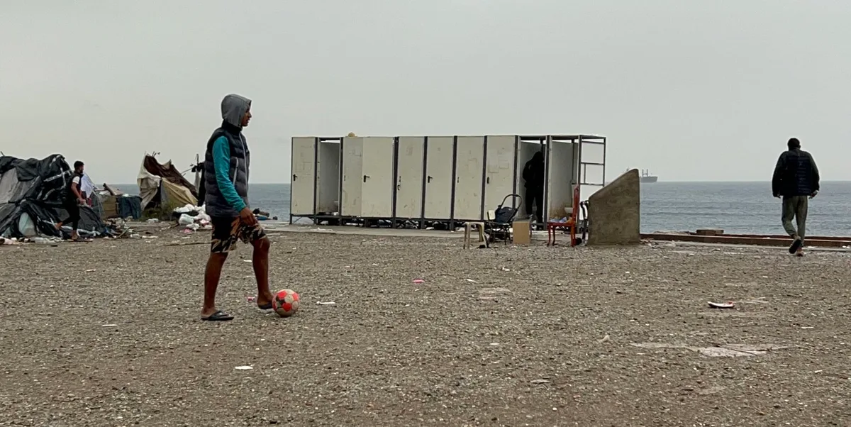 La Policía completa el desalojo de 400 migrantes de la playa de Guano a 48 horas de la visita de los Reyes a Ceuta