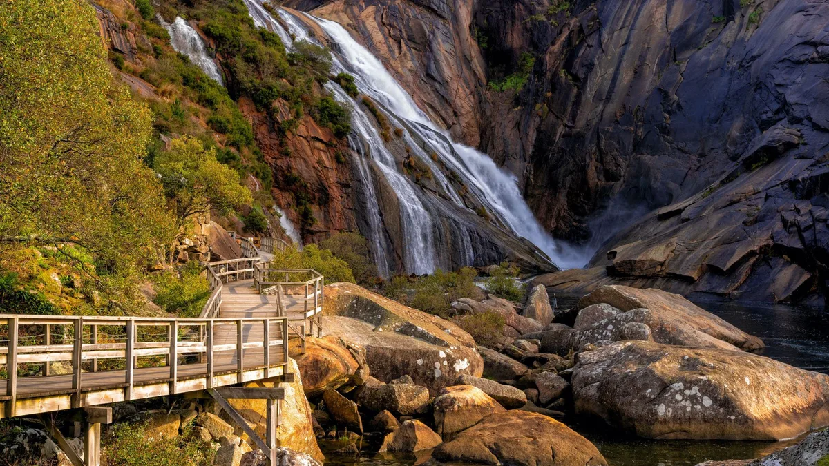 Rutas de vértigo y naturaleza: las 8 pasarelas más espectaculares para explorar Galicia a pie