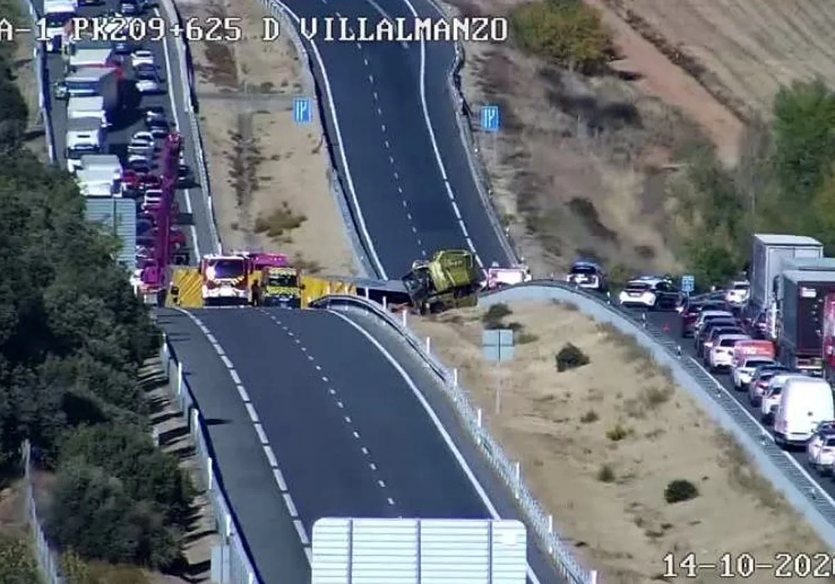 El accidente de un camión con mercancía peligrosa obliga a cortar la A-1 en Burgos y activar el plan de emergencias