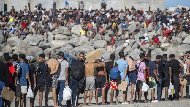Polícia espanhola realiza ações dissuasoras em praia de Ceuta