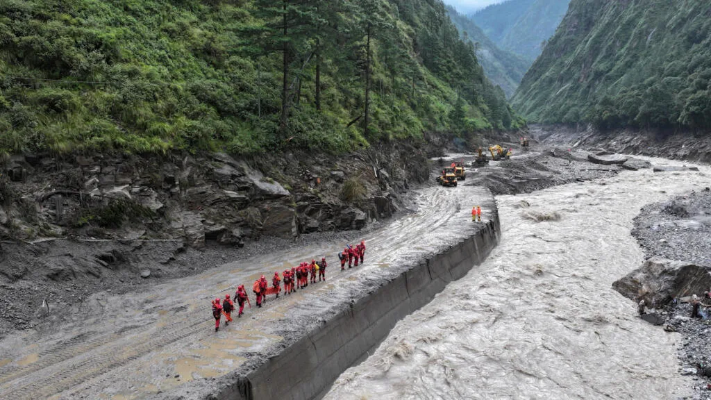 Crue au Népal-Tibet : l'effondrement d'un pan de glacier est-il possible ailleurs ?