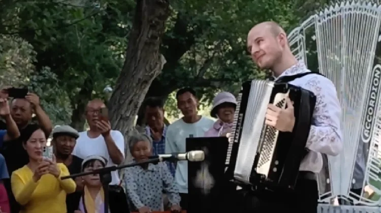 Tacheng's accordion street market brings music to the public