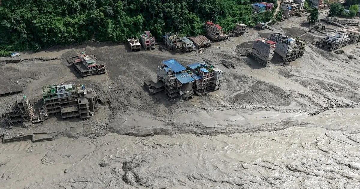 Los impresionantes rescates y la huida de los elefantes tras la catástrofe en Nepal