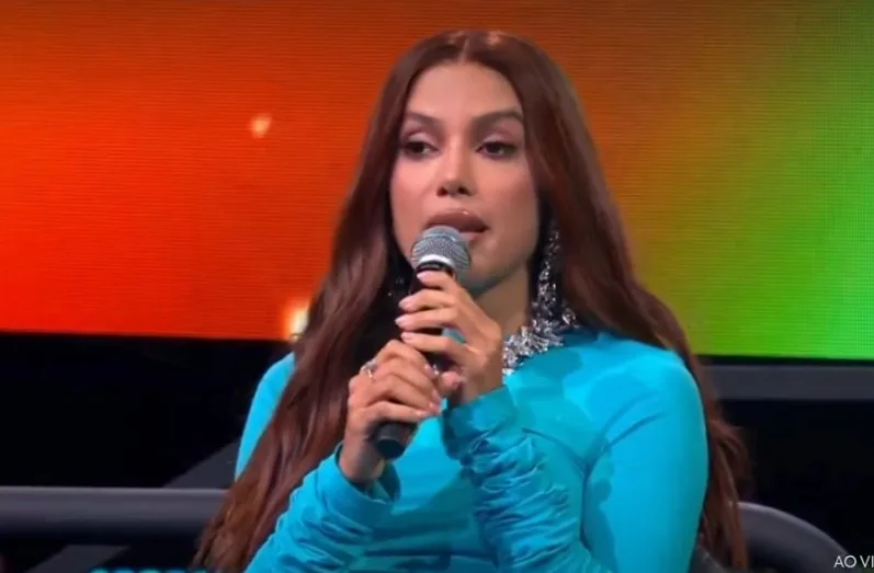 Anitta debocha de participantes ao vivo no ‘Estrelas da Casa’