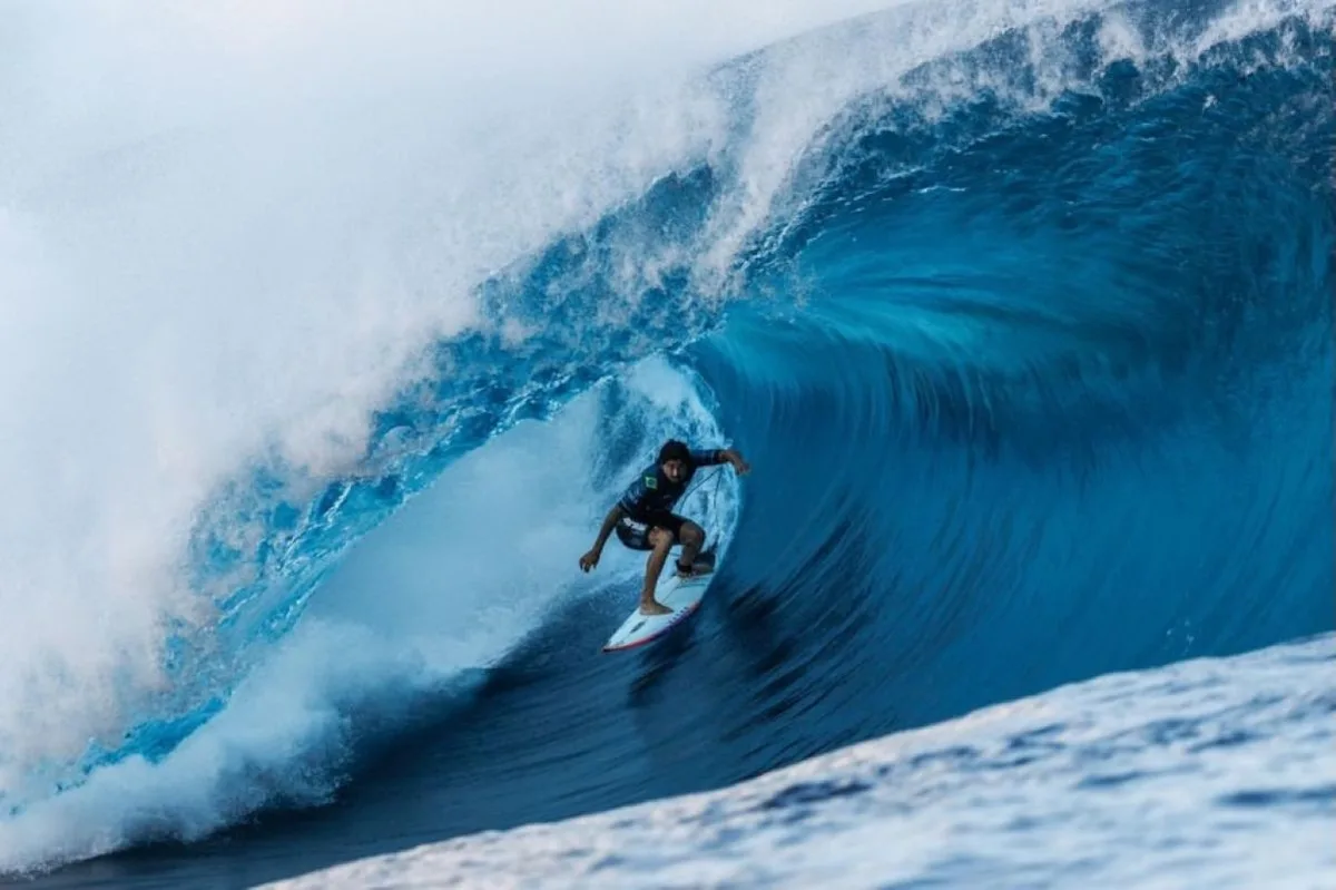 Miguel Pupo supera Matheus Herdy em duelo brasileiro e avança na etapa de Teahupo'o do Mundial de Surfe