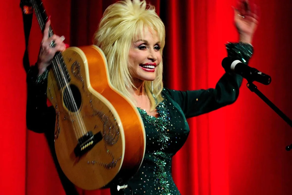 Taylor Swift says a world without Dolly Parton ‘doesn’t feel possible’