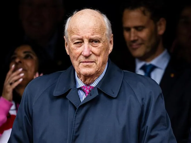 Empeora el estado de salud del rey Harald de Noruega, que permanece estable con una infección