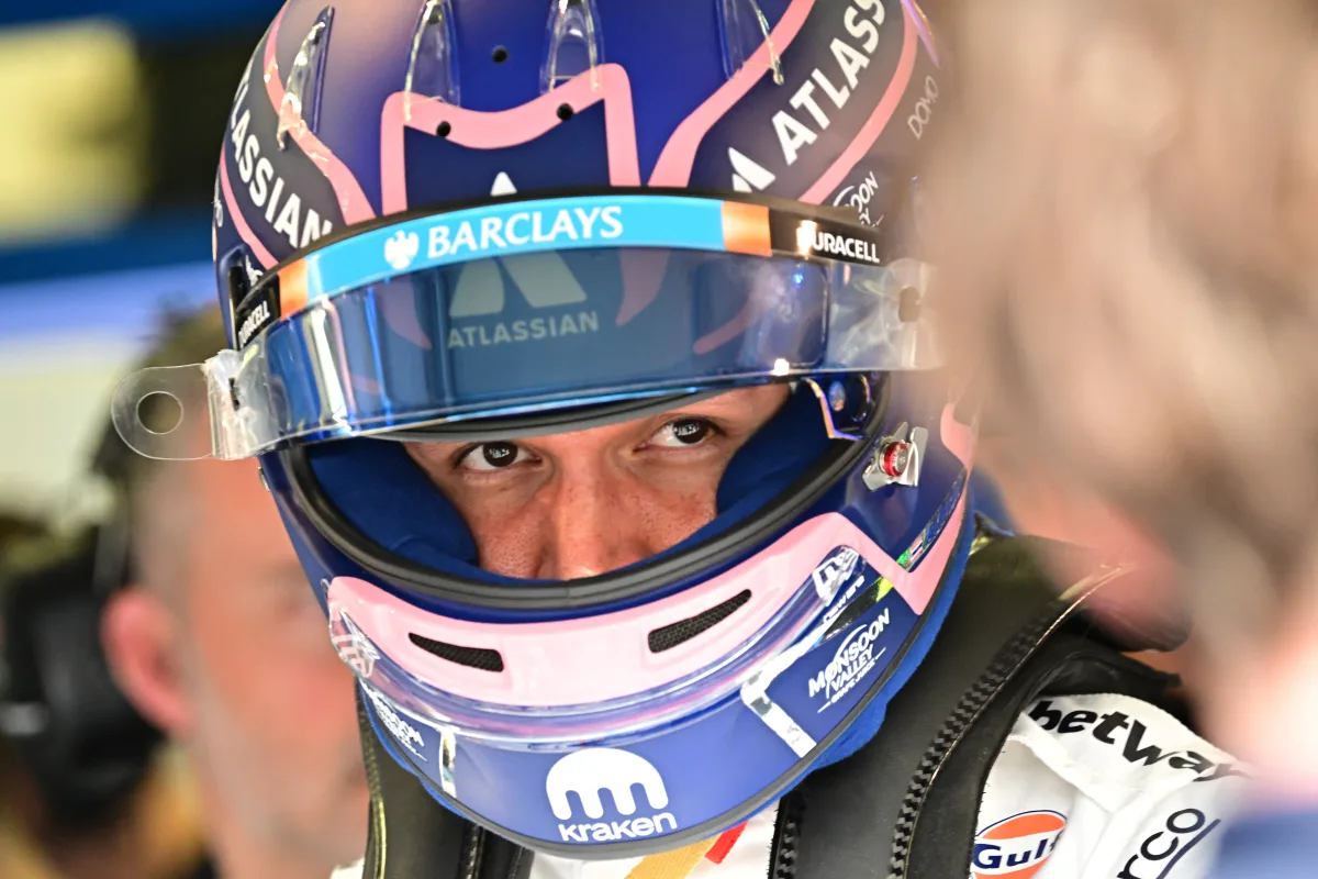 Piloto tailandês Alex Albon renova com a Williams para 2027