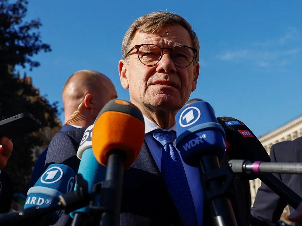 Krieg in der Ukraine: Während Wadephul-Besuch in Kiew: Russland beschießt Vorort