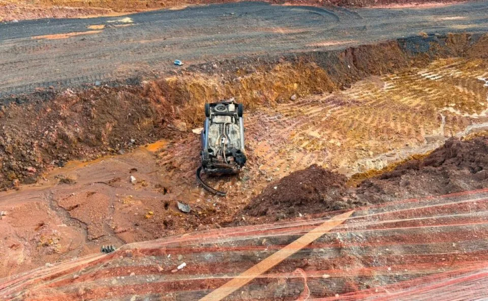 Carro é atingido na traseira e despenca em trincheira de 7 metros no Contorno Norte, em Curitiba: “Motorista nasceu de novo”