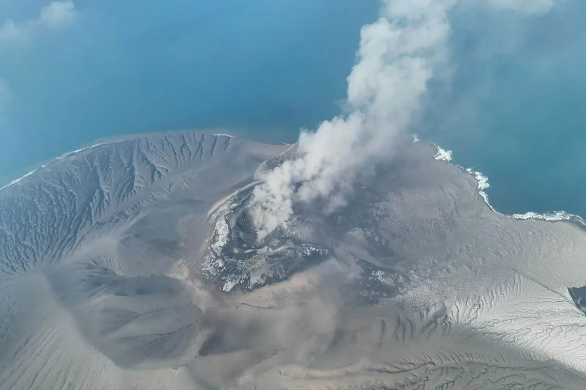 Volcanic island in Indonesia erupts, canceling 1,558 flights and affecting 170,000 passengers