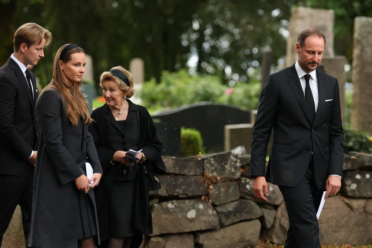 El rey Haakon de Noruega participa en los homenajes a su difunto padre, marcados por la ausencia de Mette-Marit