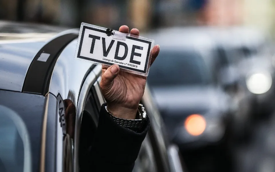 Nova lei do regime TVDE entra hoje em vigor e integra táxis