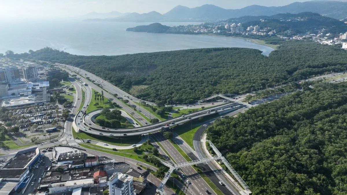 Rua de apoio vira depósito e é interditada até o fim de obra de R$ 26,5 milhões que promete melhorar mobilidade com elevado em Florianópolis