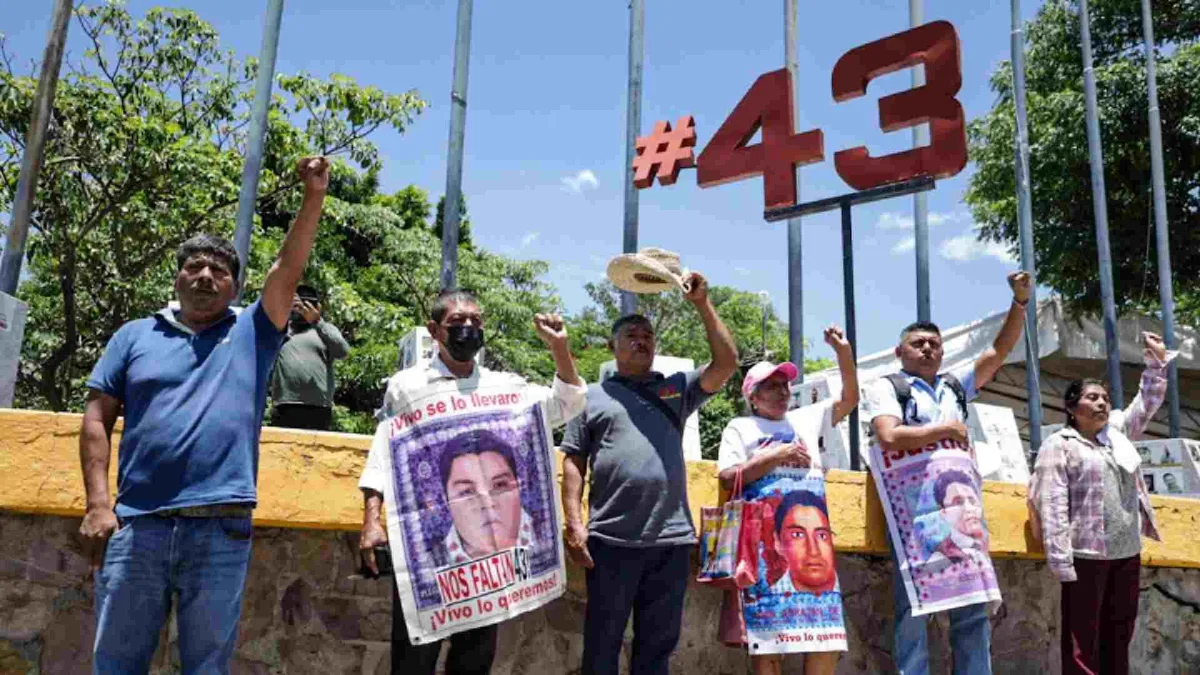 Padres de Ayotzinapa niegan hallazgo de 20 bolsas con restos y exigen pruebas científicas