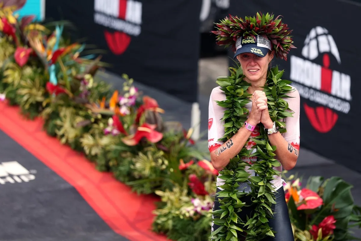 Americana vence Ironman após atual campeã passar mal perto da chegada e perder título; veja vídeo