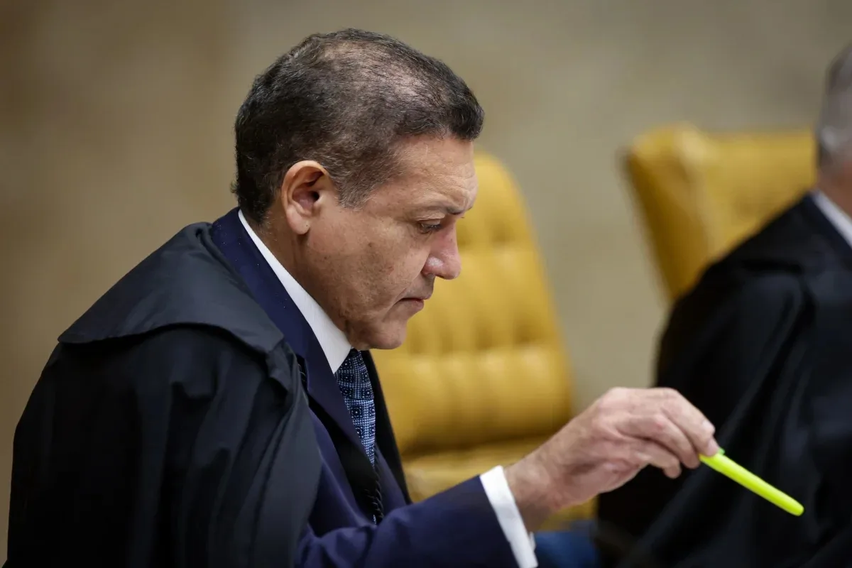 Nunes Marques determina imediata filiação de Flávio ao PL novamente