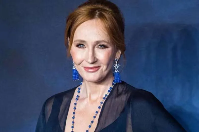 J.K. Rowling homenageia Dolly Parton e REBATE desejos de morte dos internautas: “Deveria ter sido você”
