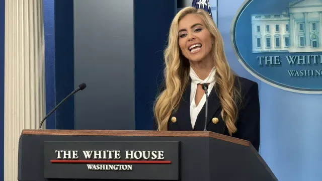 Nova porta-voz da Casa Branca confunde Trump e marido na 1.ª conferência