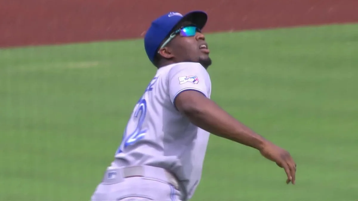 Blue Jays’ Sanchez loses track and drops routine fly ball