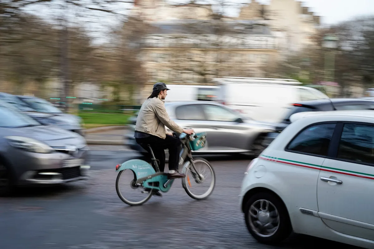 « Tu ne me traites pas d’abruti » : entre altercations et incivilités, un après-midi au cœur du trafic parisien