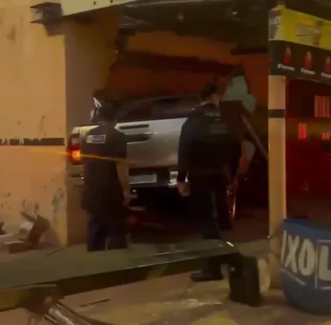 Caminhonete furtada invade mercado e deixa prejuízo de R$ 80 mil