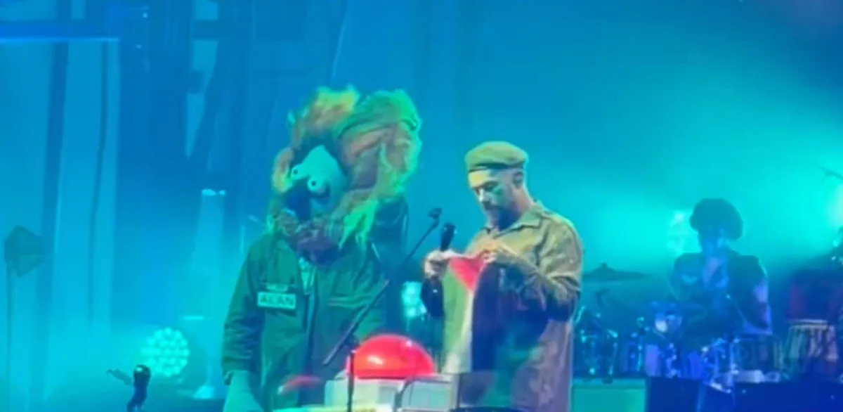 Damon Albarn ergue bandeira da Palestina na estreia da turnê do Gorillaz nos EUA: “nunca sejam neutros”