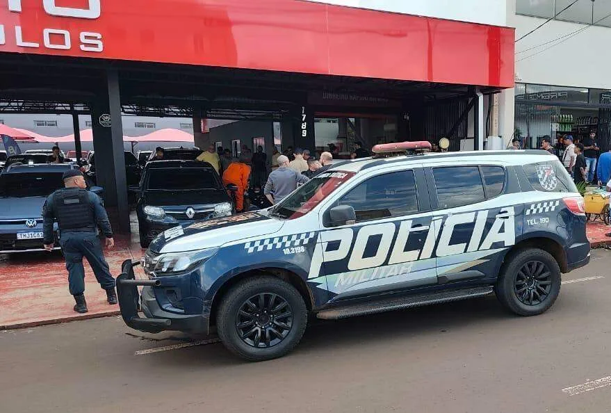 Dono de academia é preso por ligação ao assassinato de jovem em loja de carros