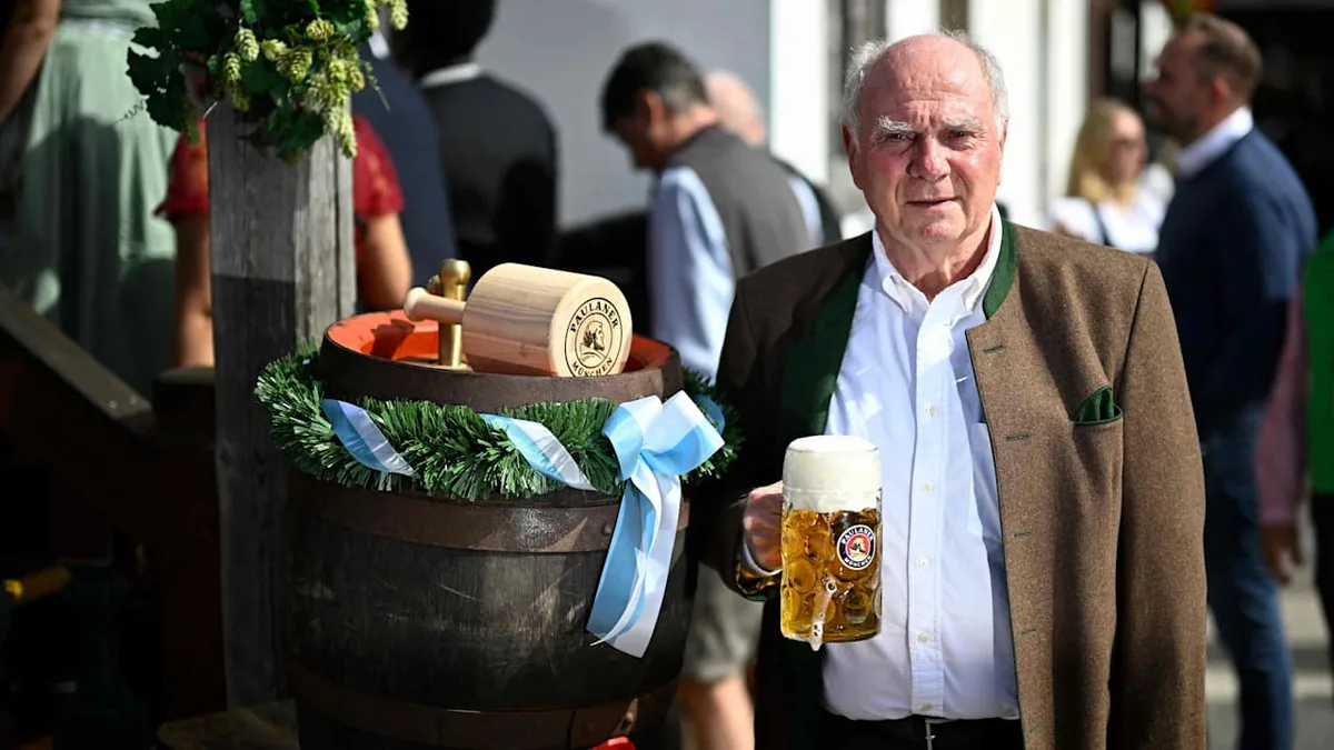 Bayern-Party - BILD trifft Hoeneß beim Oktoberfest