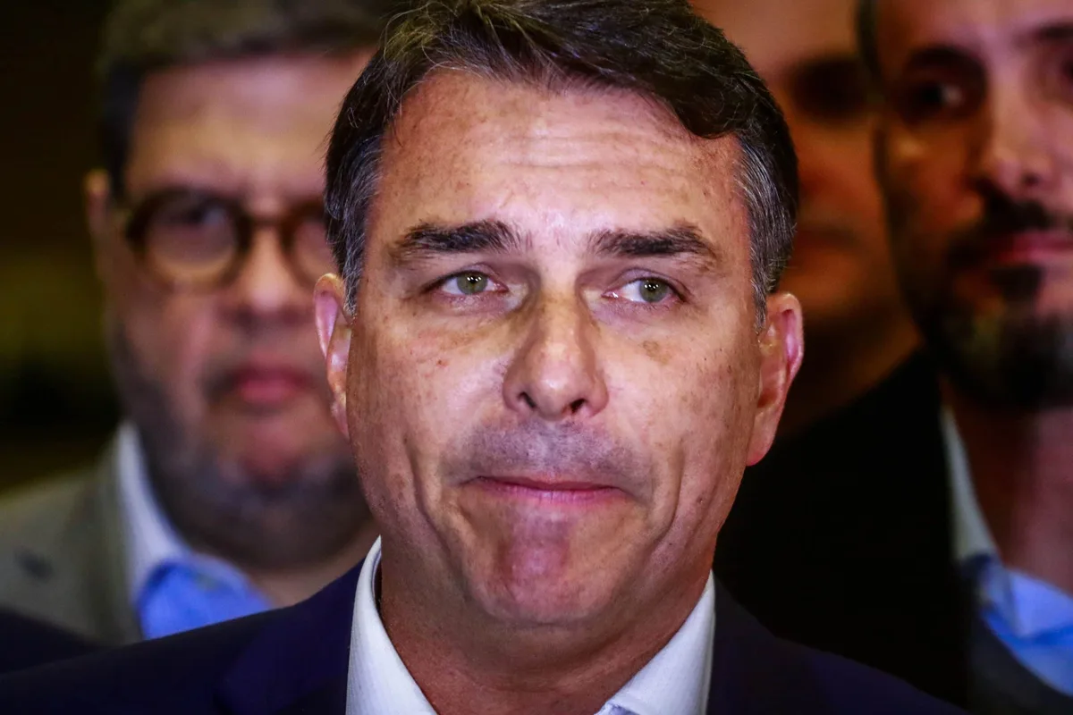 Roubo das aposentadorias: as conexões de Flávio Bolsonaro com o caso do INSS apontadas à PF