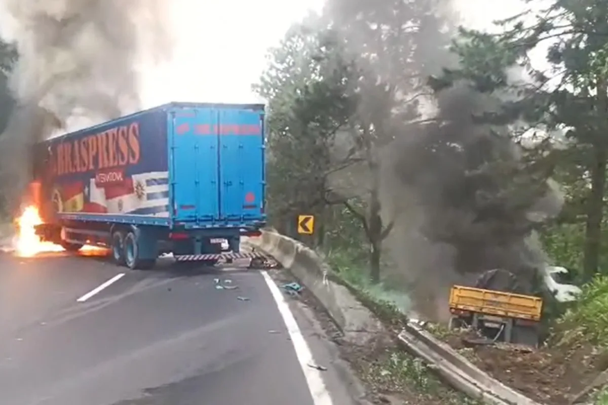 Acidente entre duas carretas interdita a BR-116, na Grande Curitiba