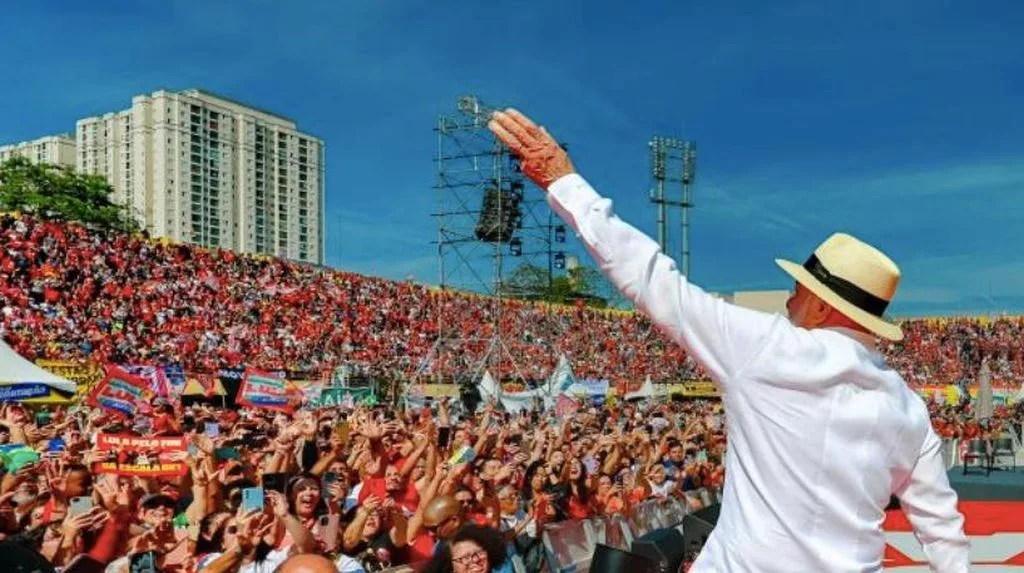 Lula resgata origem sindical, critica extrema direita e ressalta segurança na largada da campanha