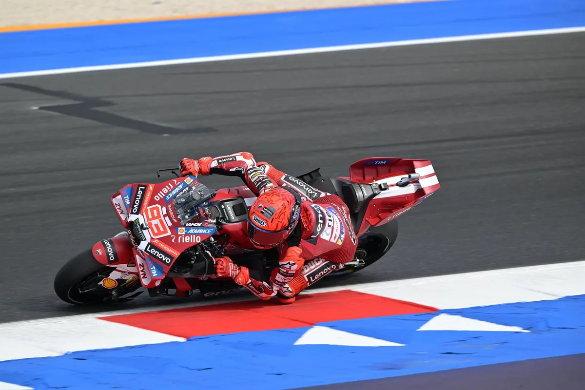 El español Marc Márquez mantiene a raya al italiano Marco Bezzecchi en la Sprint de Misano