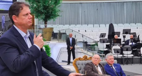Tarcísio inelegível? Ação que mira comício em templo da Assembleia de Deus chega ao MP Eleitoral