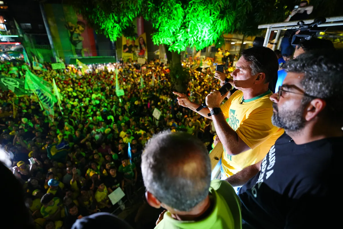 Flávio Bolsonaro anuncia fiscais de urna para eleição