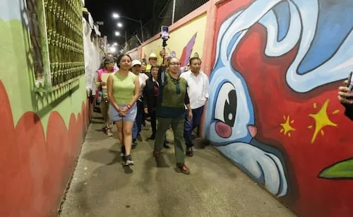 Ecatepec transforma callejón señalado como foco de inseguridad; inaugura Sendero Seguro con murales e iluminación
