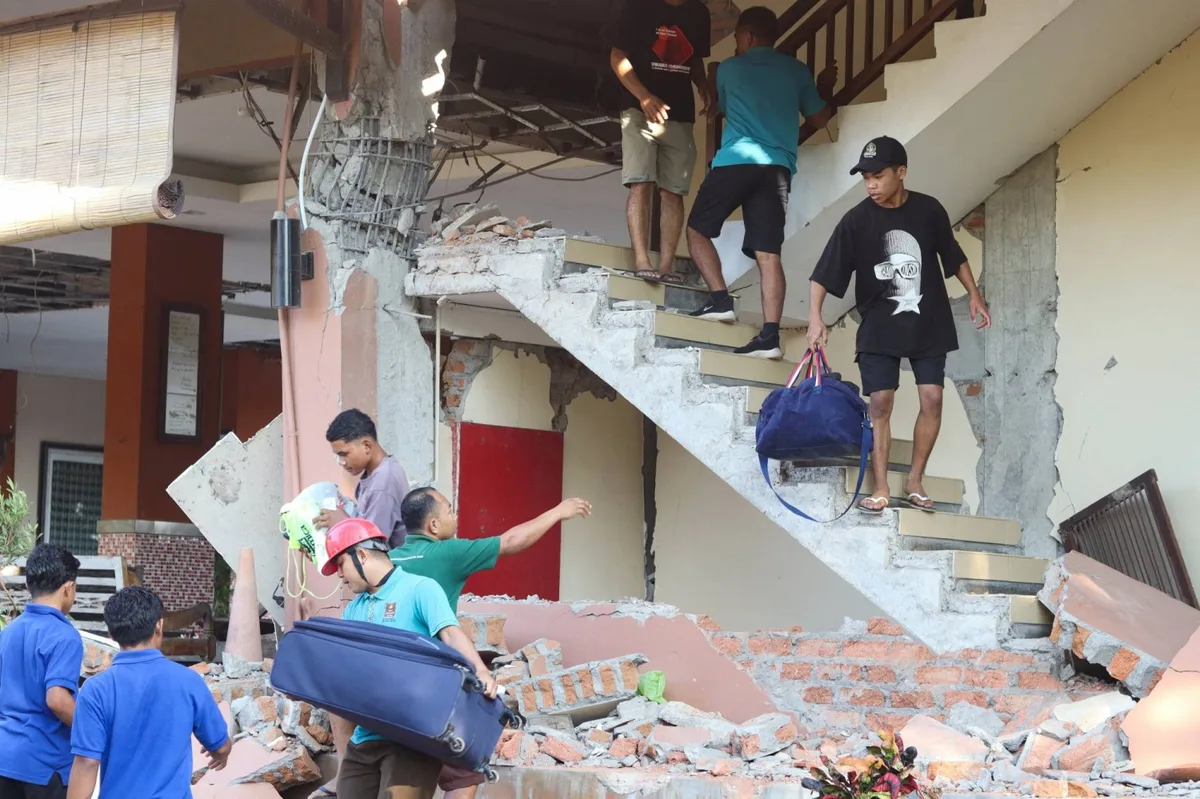 Powerful quake off Indonesia kills 20, sparks mass evacuations