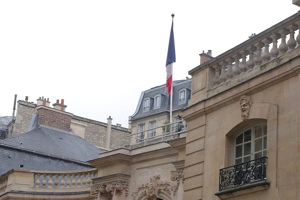Pressão nos juros e défice elevado levam Scope a baixar a nota à economia francesa