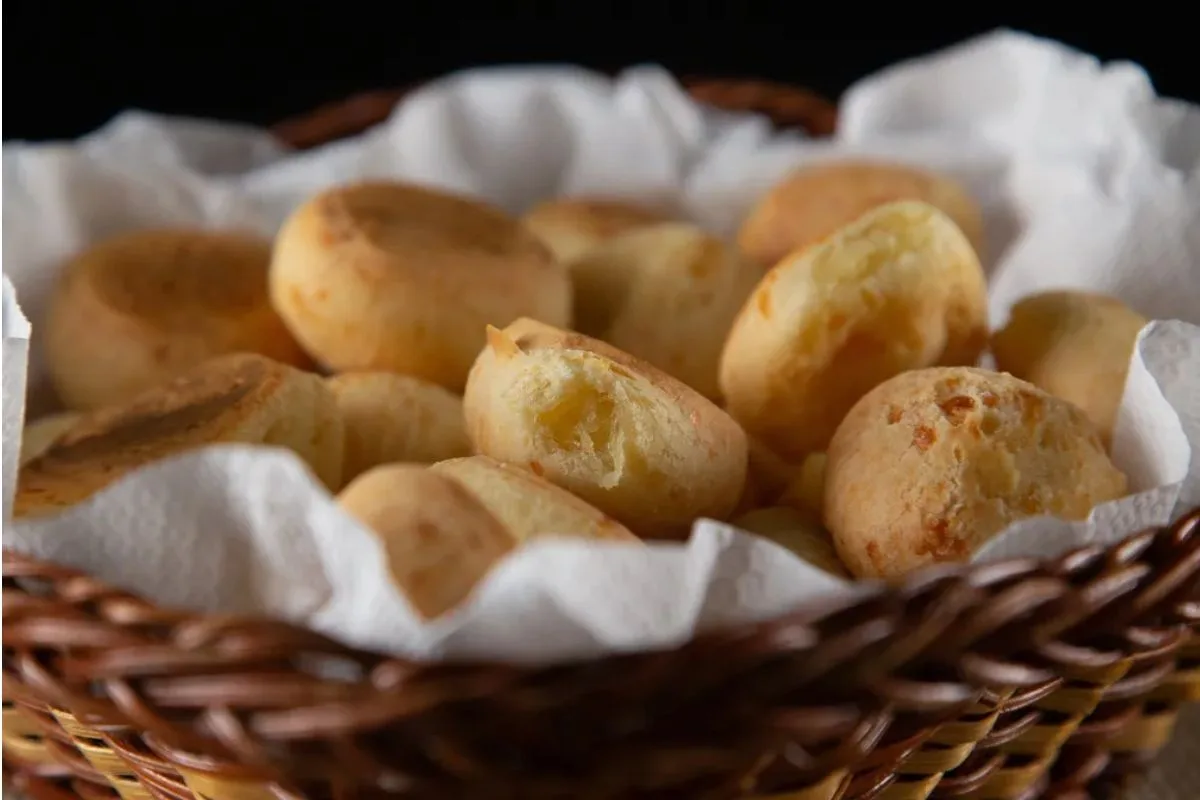 Pão de queijo, brioche e cará têm variação de preço acima de 60% em padarias de Santos e São Vicente