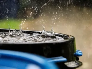 Sécheresse : faut-il imposer des cuves de récupération d’eau de pluie dans chaque nouvelle maison ?