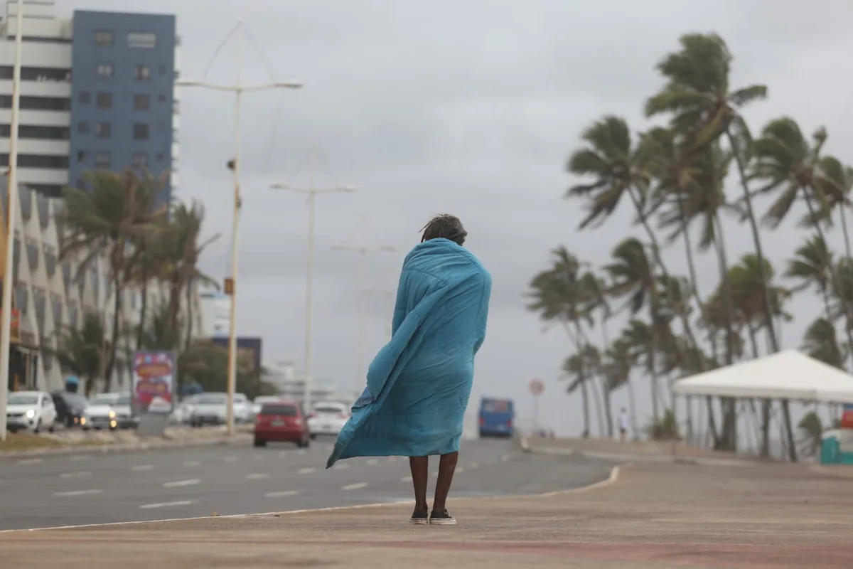 Frente fria chega à Bahia com ventos de até 70 km/h, raios e chuva forte