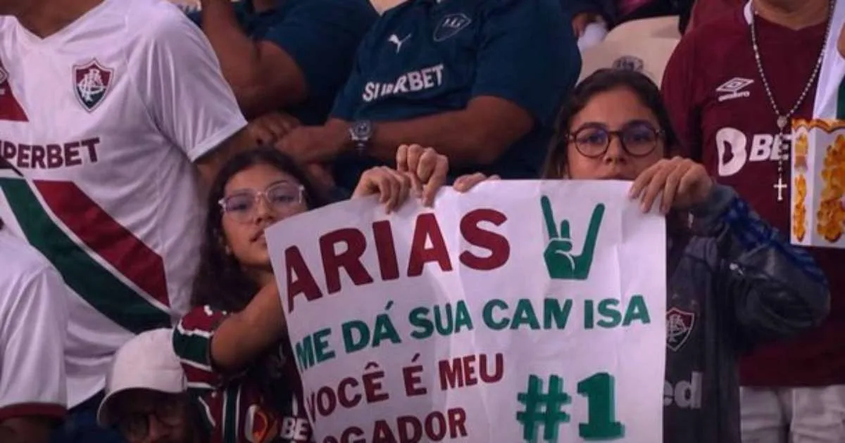 Vídeo: torcedoras do Fluminense viralizam com cartaz para Arias