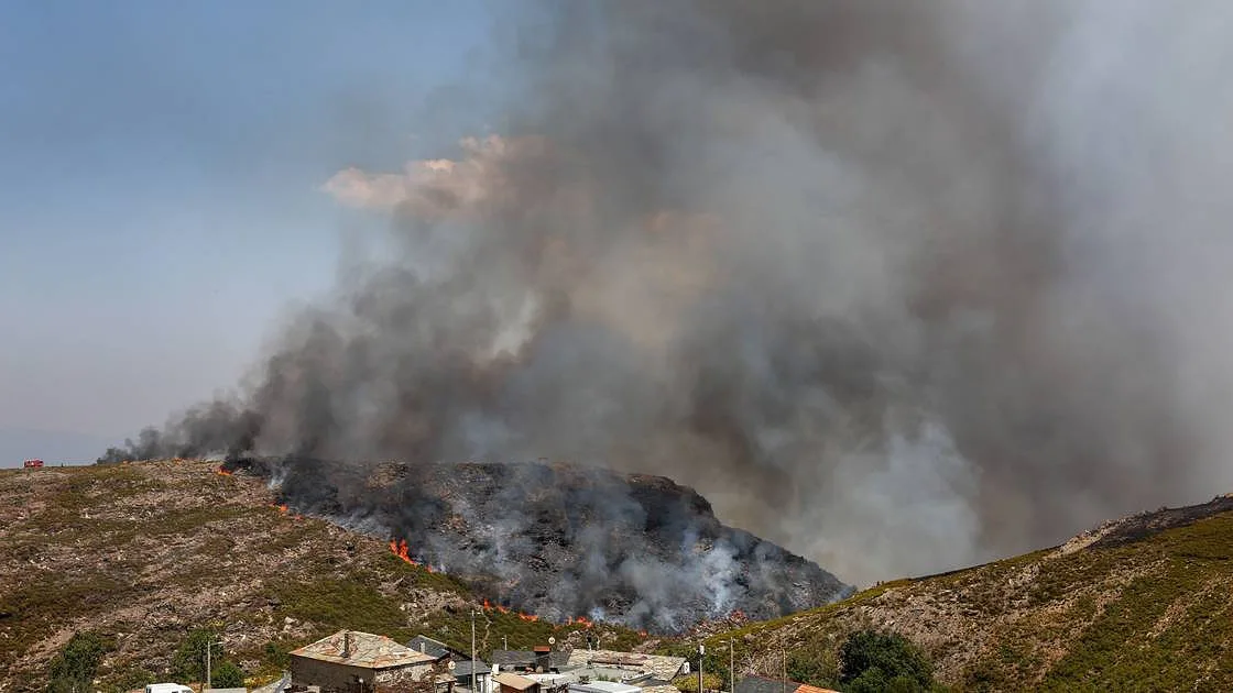 Dois grandes incêndios continuam ativos com quase mil operacionais mobilizados