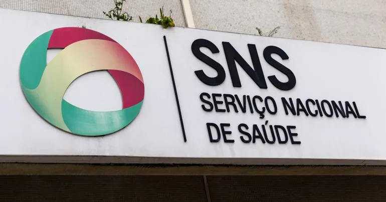 SNS: direita quer cobrar a estrangeiros, esquerda rejeita
